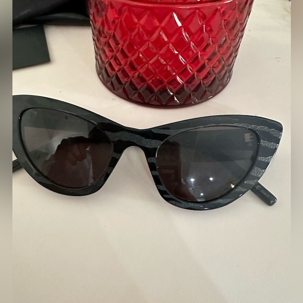 Saint Laurent cat eye Lily sunglasses - Picture 2 of 8